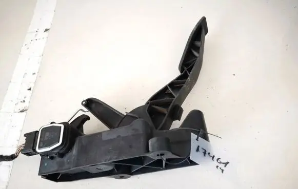 Mercedes-Benz B W245 Accelerator throttle pedal a1693000404
