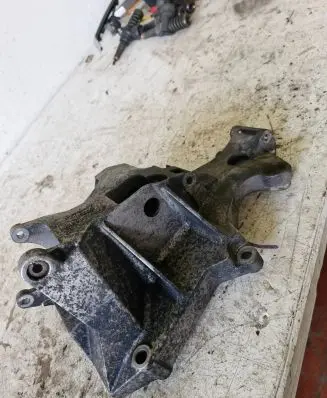 Volkswagen PASSAT B5.5 Engine mounting bracket 038903143