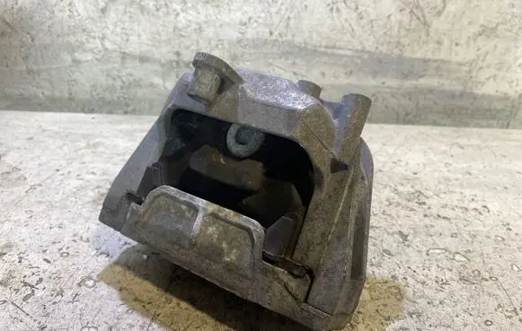 Volkswagen PASSAT B6 Engine mount bracket 1K0199262