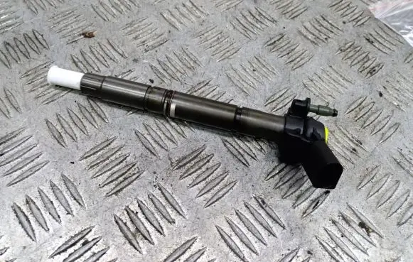 Volkswagen PASSAT CC Fuel injector 03N130277