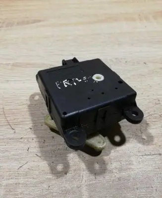 Nissan Primera Air flap motor/actuator 3t05030820