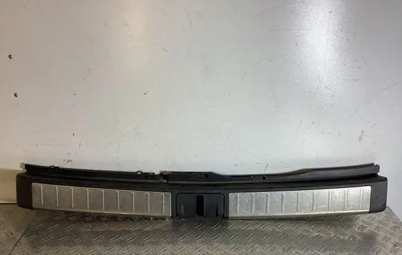 Trunk/boot sill cover protection