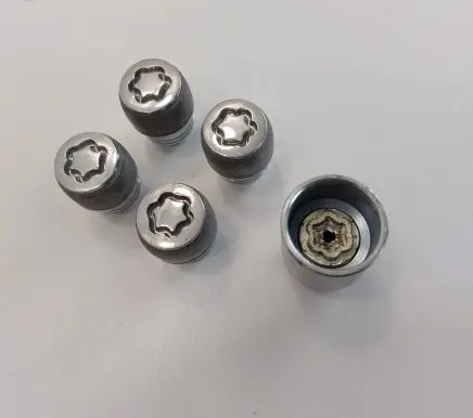 Nissan Leaf II (ZE1) Anti-theft wheel nuts and lock 