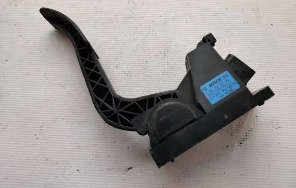 Mercedes-Benz Vito Viano W638 Accelerator throttle pedal A9013000504 586500069 0281002337