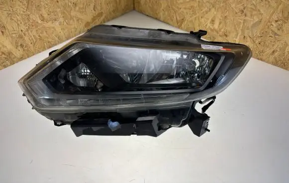 Nissan X-Trail T32 Headlight/headlamp 3982885