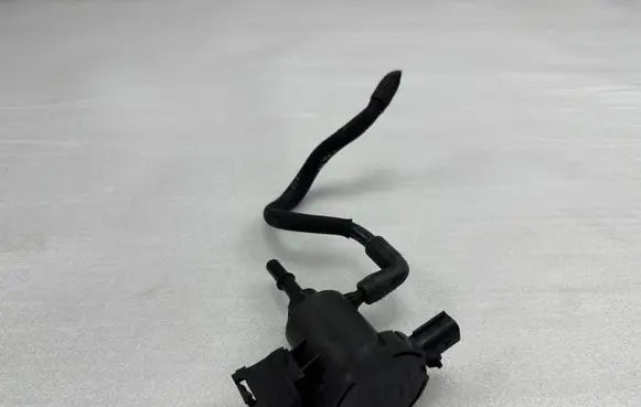Mercedes-Benz GL X166 Vacuum valve A0004764536