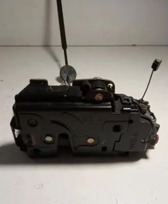 Volkswagen Golf V Rear door lock 7L0839015