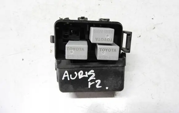 Toyota Auris 150 Relay mounting block 9008087019