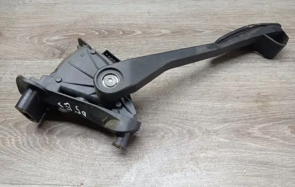 Volvo V70 Accelerator throttle pedal 6PV00853701 30666659