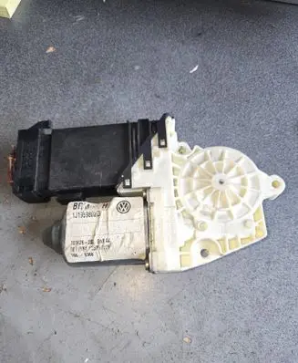 Volkswagen Golf IV Front door window regulator motor 1J1959802D 101426202