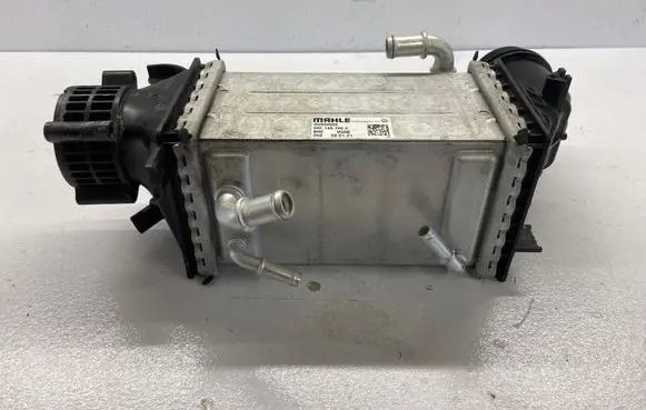Volkswagen Golf VII Intercooler radiator GV020005 04E145785E