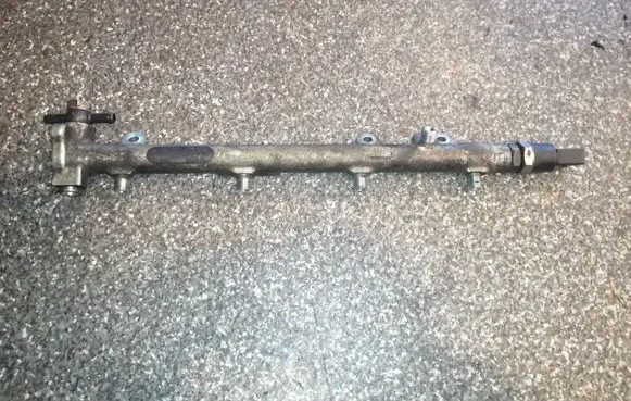 Mercedes-Benz C W203 Fuel main line pipe A6110700095 0445214004 0281002239