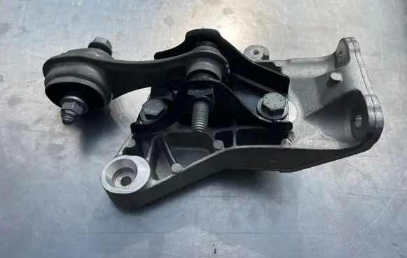 Renault Zoe Engine mount bracket 113327854R 13327332R