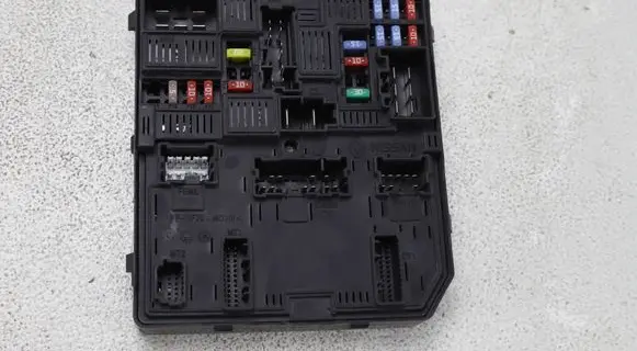 Nissan Qashqai Fuse module 284B75NA1A 5CH811F02