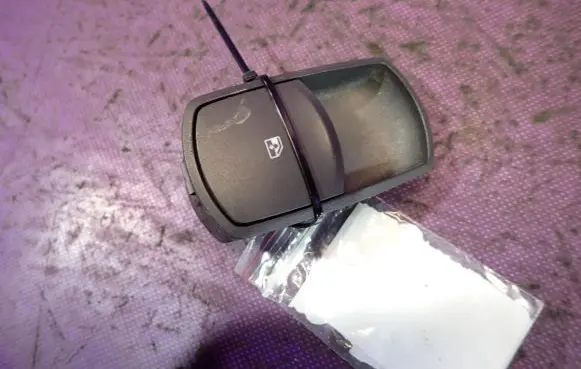 Opel Corsa D Quarter vent window switch 13189333RW