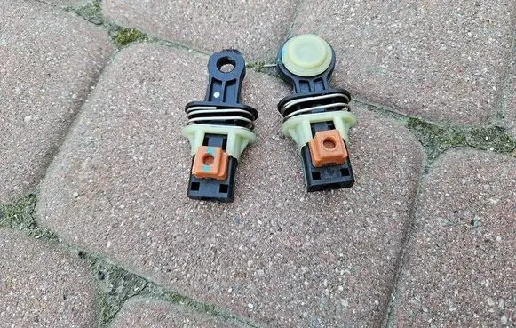 Opel Corsa F Gear shift cable bracket OPELCZESCI.com-E65