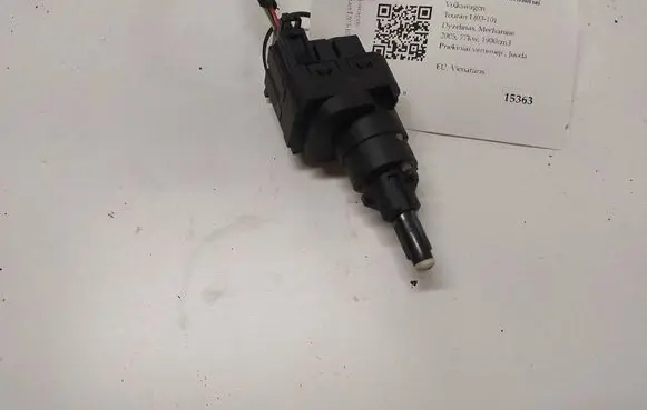 Volkswagen Touran I Brake pedal sensor switch