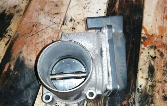 Volkswagen Golf VI Throttle valve 03C133062C