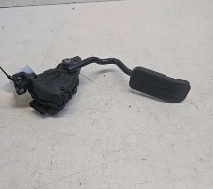 Accelerator throttle pedal