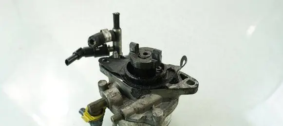 Opel Corsa D Vacuum pump 55193232