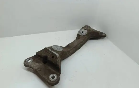 BMW 1 E81 E87 Engine mounting bracket 68572910 778033