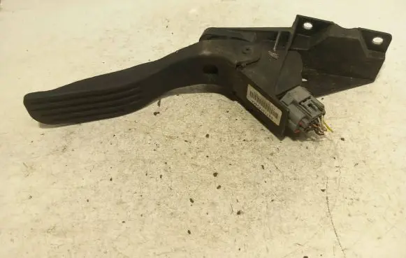Ford Mondeo Mk III Accelerator throttle pedal 2S719F836CA 528000000180