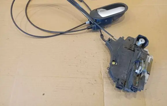 Mitsubishi Colt Front door lock