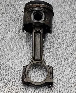 Nissan Qashqai Piston with connecting rod