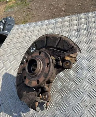 Volkswagen Touran I Front wheel hub spindle knuckle 
