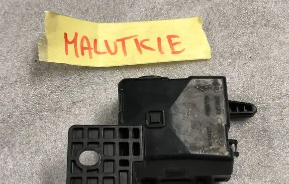 Renault Megane III Fuse box cover 243880001R