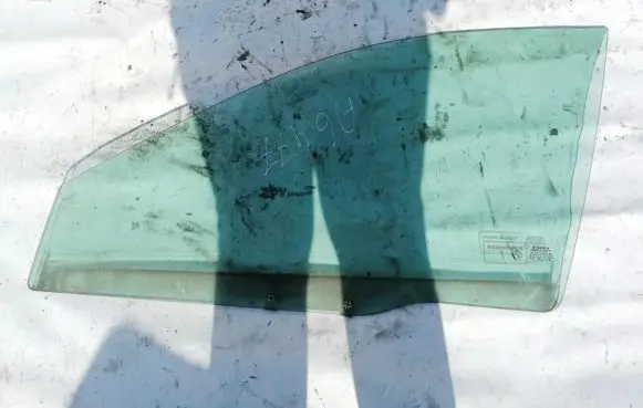 Volvo S40, V40 Front door window glass four-door