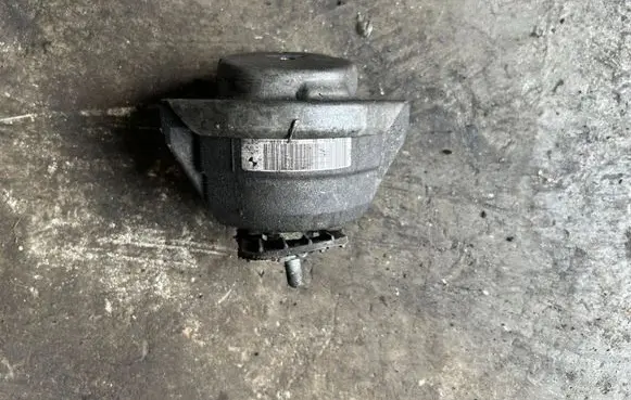 BMW 5 E60 E61 Engine mount bracket 677462001 15934612