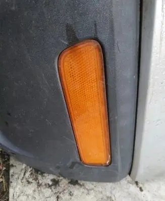 Chrysler Pacifica Front reflector 