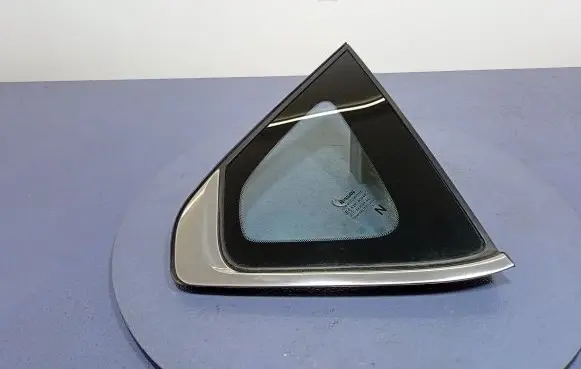 Nissan Pulsar Rear side window
