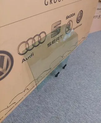 Rear door window glass