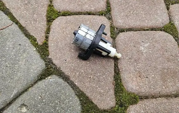 Opel Mokka B Headlight wiper motor EGF0049