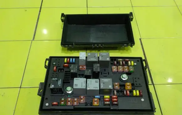 Opel Astra J Fuse box set 13368638 BEZPIECZNIKOW