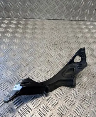 Fender mounting bracket
