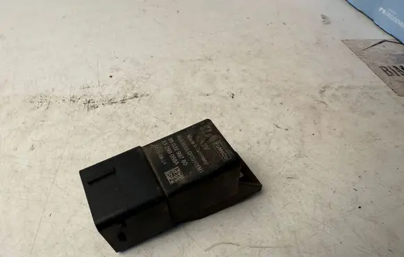 Peugeot 508 RXH Glow plug pre-heat relay 9803299780