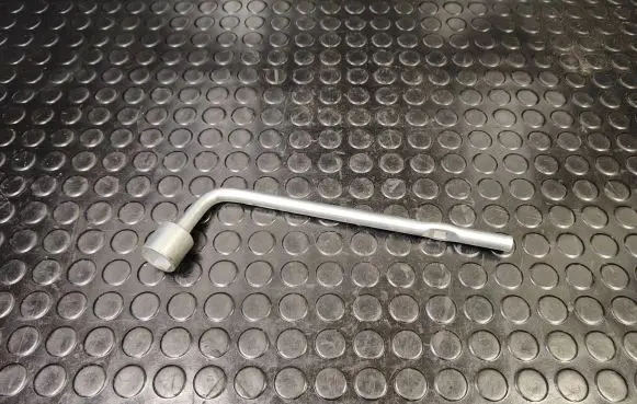 Citroen C4 Aircross Wheel nut wrench 