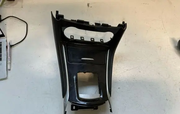 Infiniti Q30 Other center console (tunnel) element 