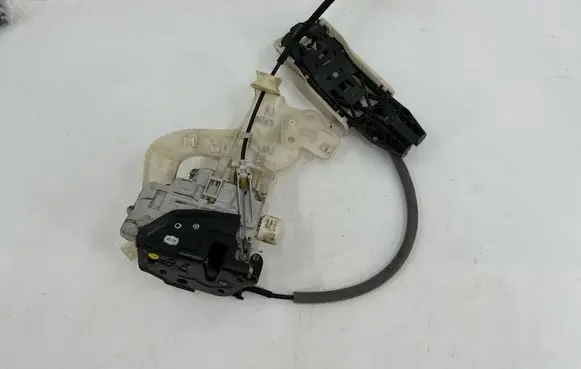 Volkswagen Touareg II Rear door lock 921937100