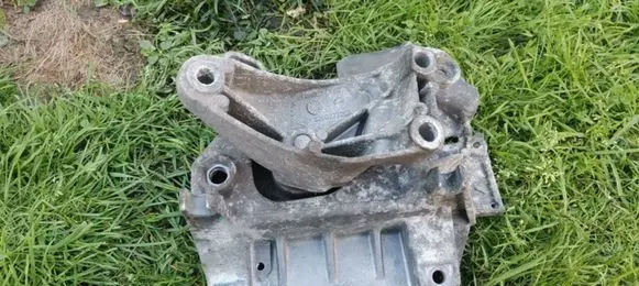 Nissan NV200 Engine mount bracket