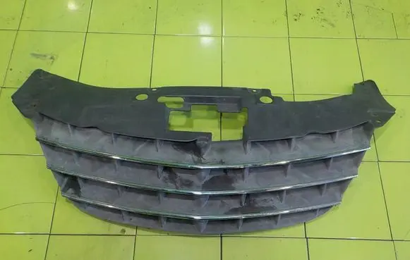 Chrysler Sebring (JS) Front bumper upper radiator grill SP210