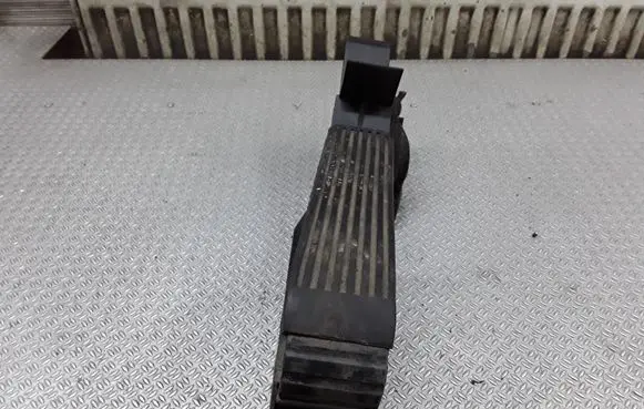 Mercedes-Benz E W211 Accelerator throttle pedal A2113000404