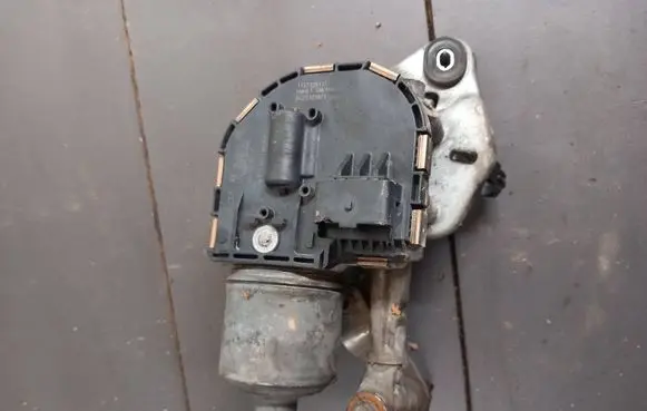 Peugeot 407 Wiper motor 0390241721