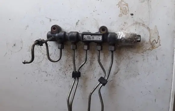 Ford Focus Fuel distributor 9654592680