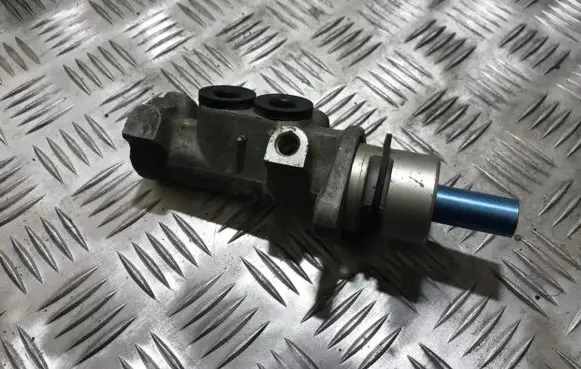 Volkswagen Polo III 6N 6N2 6NF Master brake cylinder 22de