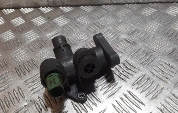 Volkswagen PASSAT B5.5 Engine coolant pipe/hose