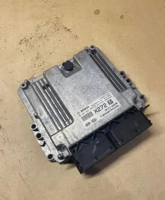 KIA Carens III Engine control unit/module 391712A530 0281033594 EDC17C5740